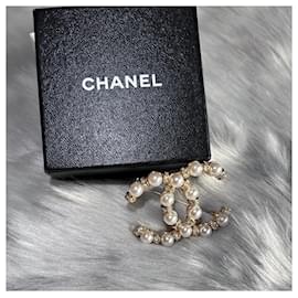Chanel-Alfileres y broches-Blanco,Dorado