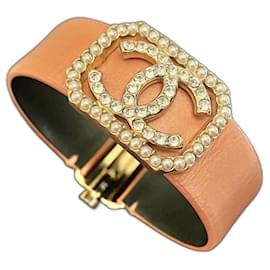 Chanel-pulseira de couro Chanel, Metal dourado, pérolas falsas e strass-Rosa