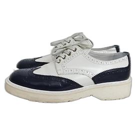 Scarpe stringate Prada in pelle bianco e blu scuro Multicolore
