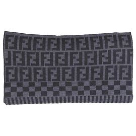 Fendi Sciarpa a righe in lana grigia Grigio