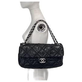Chanel-XL-Klassiker-Überschlagtasche-Marineblau