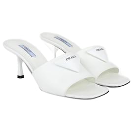 Prada-Mules blanches à bout ouvert et logo triangulaire-Blanc