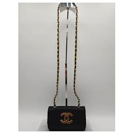 Chanel-Grand sac bandoulière à rabat Chanel en or avec petit pendentif Coco.-Noir