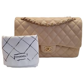 Bolsa Chanel Classic Flap Bege em Couro Acolchoado Dourado Bege