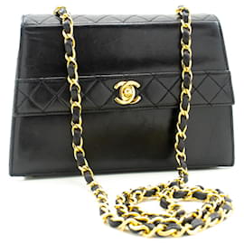 Chanel-Bolsa de ombro pequena com corrente CHANEL pele de cordeiro acolchoada preta com aba única-Preto