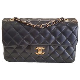 Chanel Classic Small bolsa de pele de cordeiro acolchoada preta dourada Preto