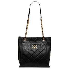 Chanel-Bolsa de compras Chanel preta CC com bolso frontal em couro de bezerro-Preto