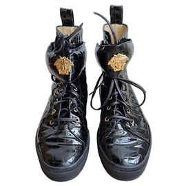 Botas con cordones de charol negro de Gianni Versace Negro