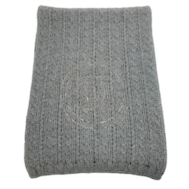 Chanel-Sciarpa Chanel in maglia a trecce in cashmere grigio con logo a catena-Grigio