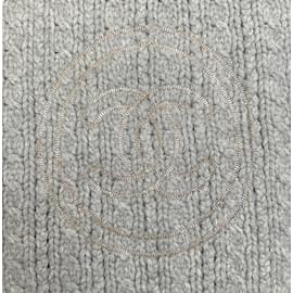 Chanel-Sciarpa Chanel in maglia a trecce in cashmere grigio con logo a catena-Grigio
