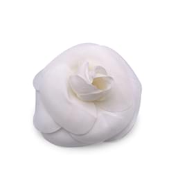 https://cdn1.jolicloset.com/imgr/cat/2023/12/1110532-1/chanel-vintage-white-silk-camellia-camelia-flower-pin-brooch-a.jpg