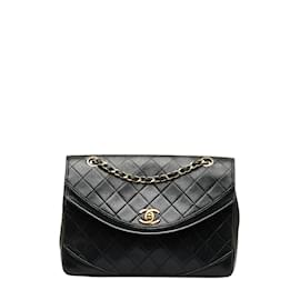 Chanel-Bolso CC con solapa de cadena y piel acolchada-Negro