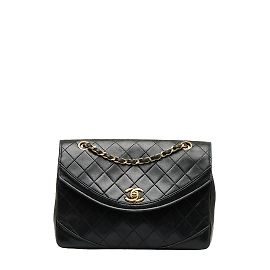Chanel Bolsa de corrente de couro acolchoado CC com aba Preto