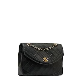 Chanel-Bolso CC con solapa de cadena y piel acolchada-Negro