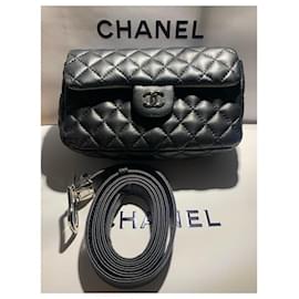 Chanel-Bolsos de mano-Negro,Plata