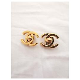 Chanel-Brincos vintage Chanel Turnlock-Dourado