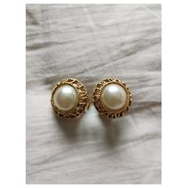 Chanel-Clip Chanel vintage en pendientes de perlas.-Dorado