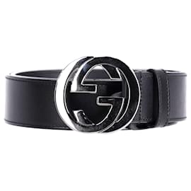 Gucci-Cintura Gucci con logo G intrecciato in pelle nera-Nero