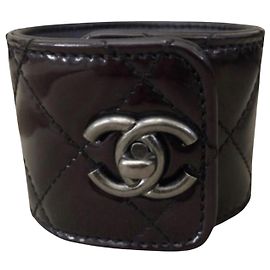 Pulsera Chanel CC de charol negro Negro