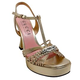 Gucci-Gucci Sandálias de plataforma G entrelaçadas em couro dourado-Dourado