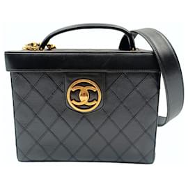 Chanel-Bolsa de cosméticos acolchoada Chanel em couro preto e corrente de ouro-Preto