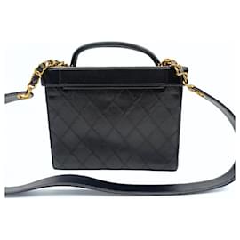 Chanel-Bolsa de cosméticos acolchoada Chanel em couro preto e corrente de ouro-Preto