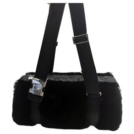 Borsa Chanel Duffel in pelle e ecopelliccia nera Nero