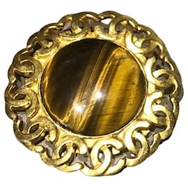 Chanel-Chanel Rara 95Um broche CC redondo de pedra marrom e ouro-Marrom,Castanha,Gold hardware
