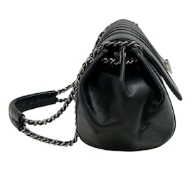 Chanel-Chanel 2002-2003 Bolsa de couro de pele de cordeiro preta com aba plissada-Preto