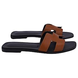 Hermès-Hermes Oran Flat Sandals in Brown Calfskin Leather-Brown