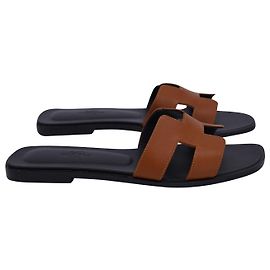 Hermès Sandálias planas Hermes Oran em couro de bezerro marrom Couro Marrom
