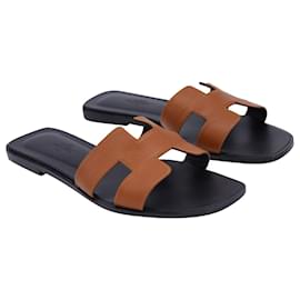 Hermès-Hermes Oran Flat Sandals in Brown Calfskin Leather-Brown