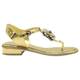 Chanel-Sandálias Chanel Camelia com tira em T em couro dourado-Dourado