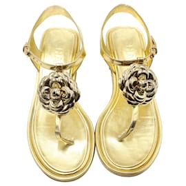 Chanel-Sandálias Chanel Camelia com tira em T em couro dourado-Dourado