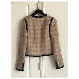 Chanel-Beige Tweed-Jacke mit CC-Knöpfen-Beige