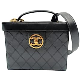 Chanel-Chanel Neceser acolchado Chanel en cuero negro y cadena dorada-Negro