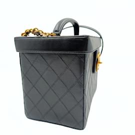 Chanel-Chanel Bolsa de cosméticos acolchoada Chanel em couro preto e corrente de ouro-Preto