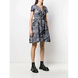 Moschino-Grau bedrucktes Kleid von Moschino-Grau
