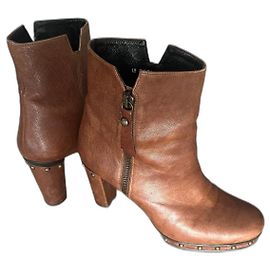 Botins luxuosos de couro Stuart Weitzman 37 1/2 com saltos Marrom