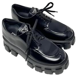 Prada-Chaussures à lacets Prada Monolith en cuir brossé-Noir