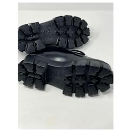 Prada-Chaussures à lacets Prada Monolith en cuir brossé-Noir