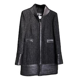 Chanel-Casaco de tweed com detalhes em couro / Jaqueta-Preto