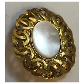 Chanel-Rare vintage Chanel 95A Oval Mother of Pearl CC Brooch-White,Gold hardware