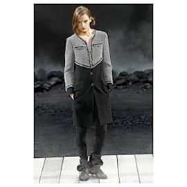 Chanel-9Nuova giacca in tweed con bottoni gioiello da K$-Nero