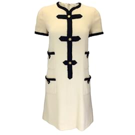 Chanel-Chanel Elfenbein / Schwarze Farbe / Kurzärmliges Kleid aus Woll-Tweed mit vier Taschen und Knöpfen in Gold mit CC-Logo-Roh