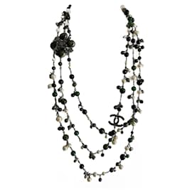 Colar Longo Chanel com Pérolas e Moeda Prata Verde oliva Verde claro