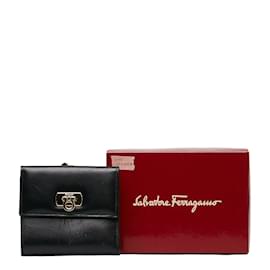 Salvatore Ferragamo-Dreifach-Geldbörse aus Gancini-Leder 220048-Schwarz