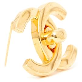 Chanel-96Broche P Golden CC Turnlock-Dourado