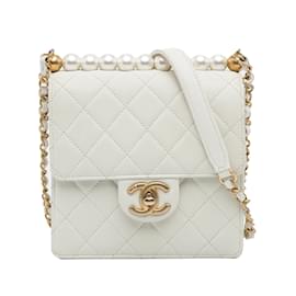 Chanel-Bolsa Chanel pequena chique com aba de pérolas brancas-Branco