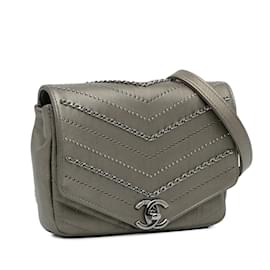 Chanel-Mini bolso bandolera con solapa y sobre cuadrado en chevron de piel de becerro adornado de Chanel gris-Otro